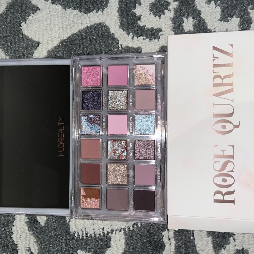 BNIB- Huda Rose Quartz Palette